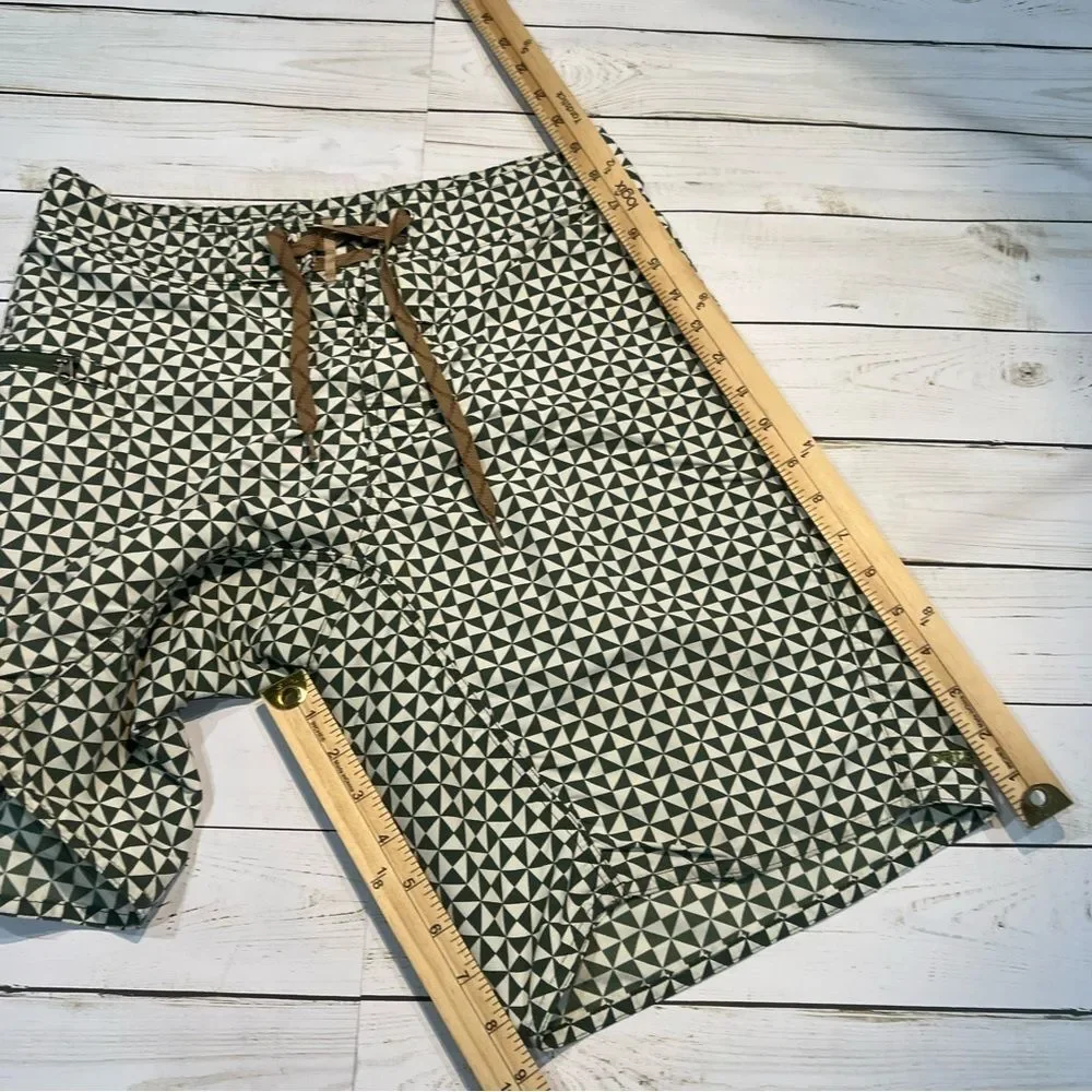 Patagonia men's board shorts Sz 28 green and white